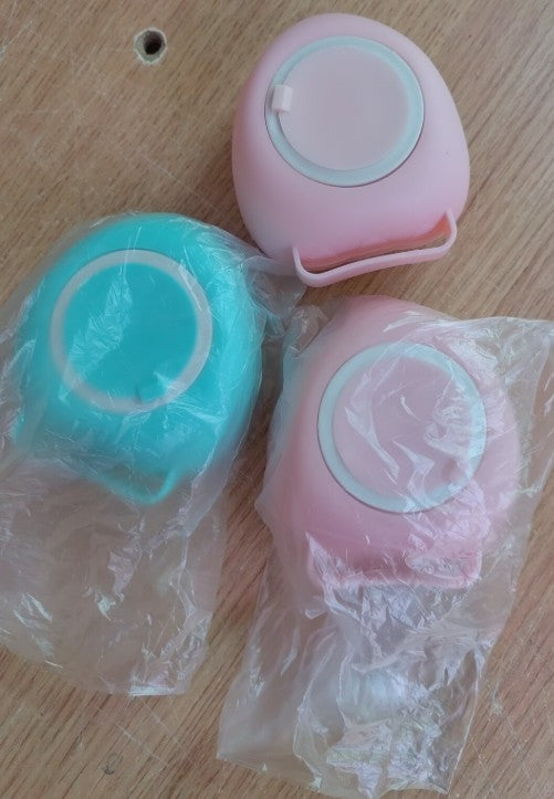 Lather Loop Pet Bath Brush: Pink round / One brush. Supplier reference; check selected variant before publication.